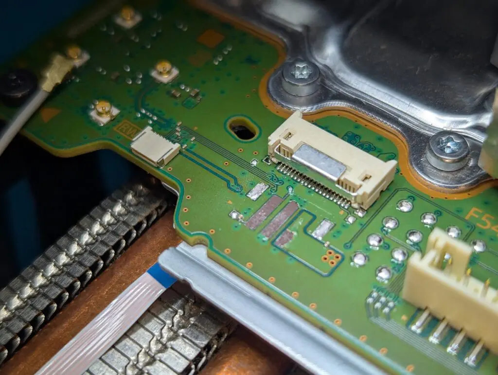 Curățare de praf PlayStation 5: Mufa ventilator rupta 1 Mufa ventilator Rupta PS5