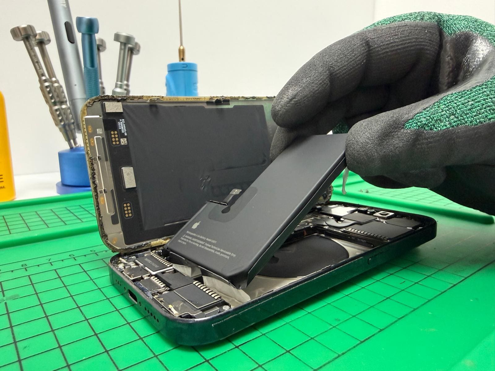 Baterie originală sau compatibilă? Tot ce trebuie să știi înainte de schimbarea bateriei la iPhone!